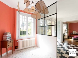 Verrière entrée de style loft sur muret